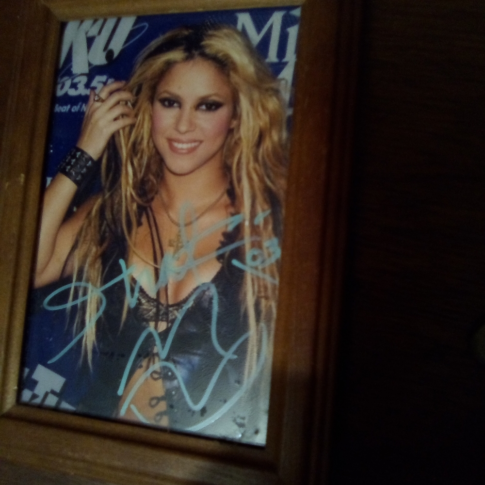 Celebrity Autography And Picture Authentic Shakira View 2